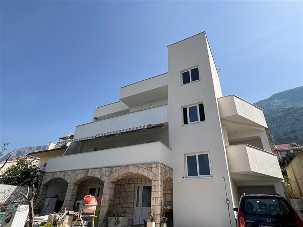 na-prodej-apartmanovy-dum-s-vyhledem-na-more-makarska-chorvatsko
