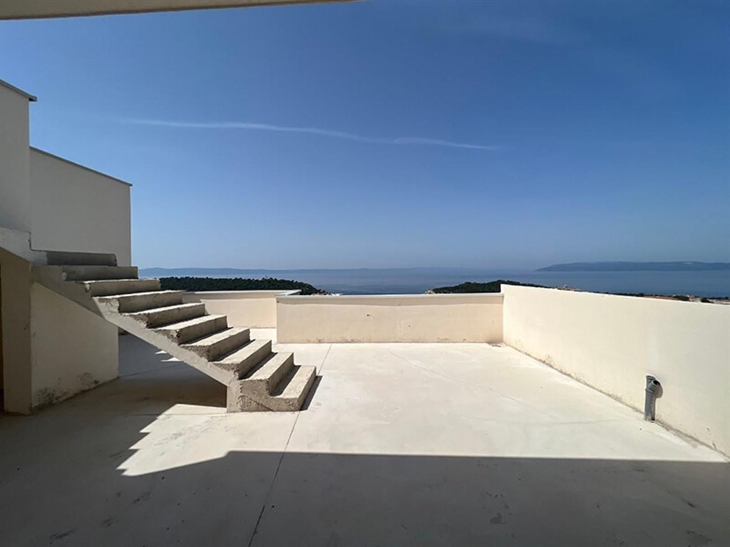 na-prodej-apartmanovy-dum-s-vyhledem-na-more-makarska-chorvatsko