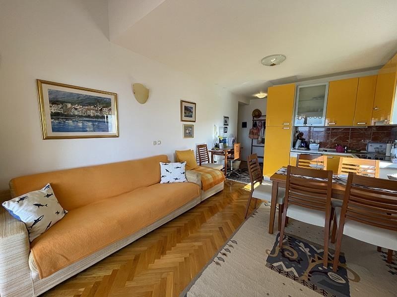 na-prodej-vybaveny-apartman-s-vyhledem-na-more-promajna-chorvatsko