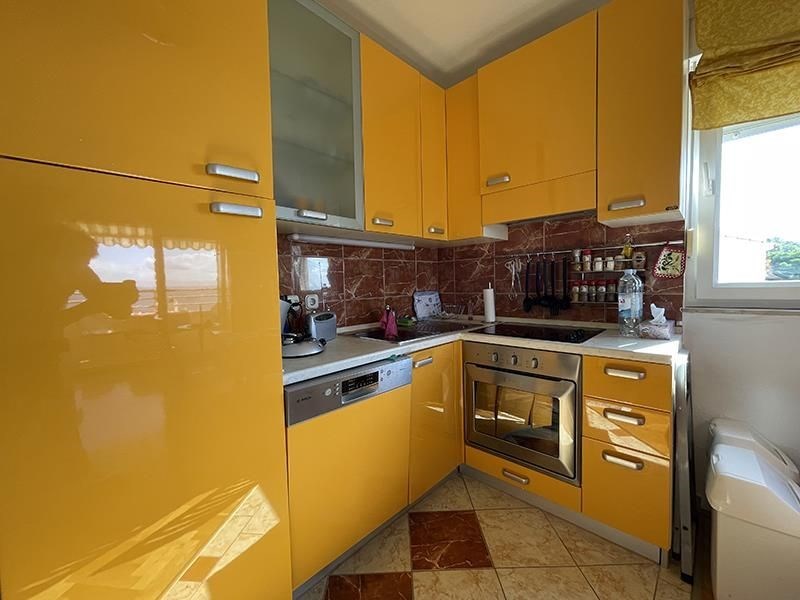 na-prodej-vybaveny-apartman-s-vyhledem-na-more-promajna-chorvatsko