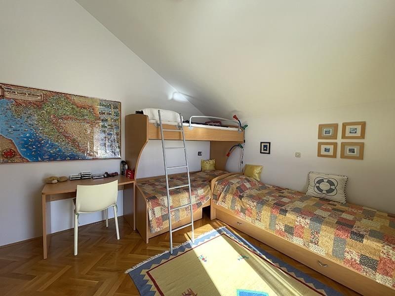 na-prodej-vybaveny-apartman-s-vyhledem-na-more-promajna-chorvatsko