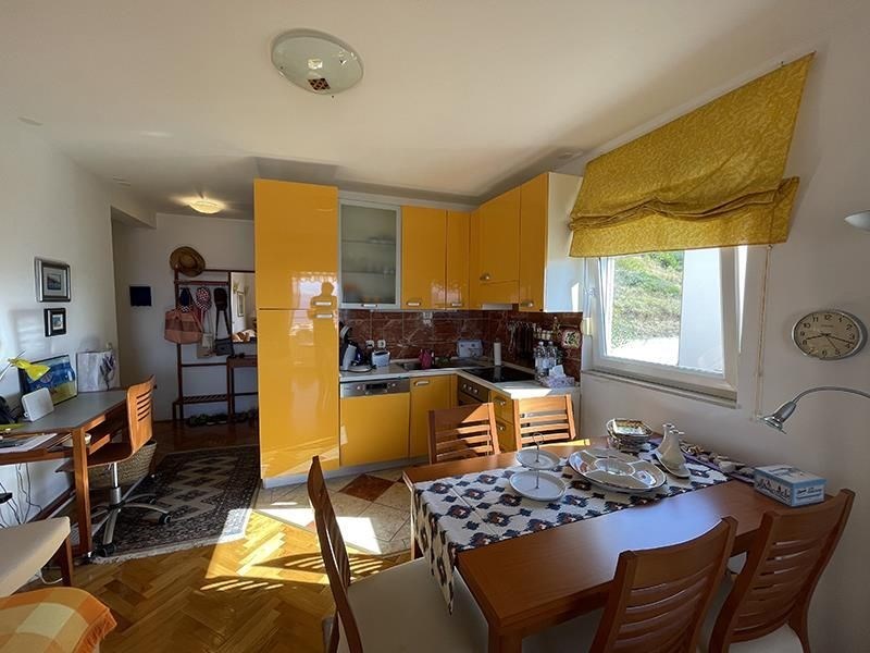 na-prodej-vybaveny-apartman-s-vyhledem-na-more-promajna-chorvatsko