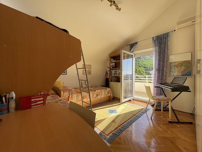 na-prodej-vybaveny-apartman-s-vyhledem-na-more-promajna-chorvatsko