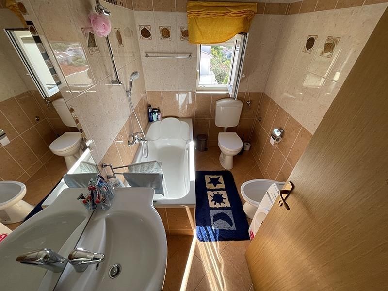 na-prodej-vybaveny-apartman-s-vyhledem-na-more-promajna-chorvatsko
