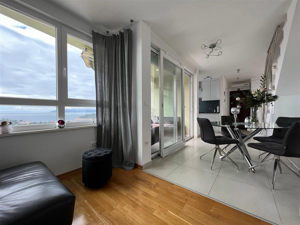 na-prodej-luxusni-mezonet-s-vyhledem-na-more-makarska-chorvatsko