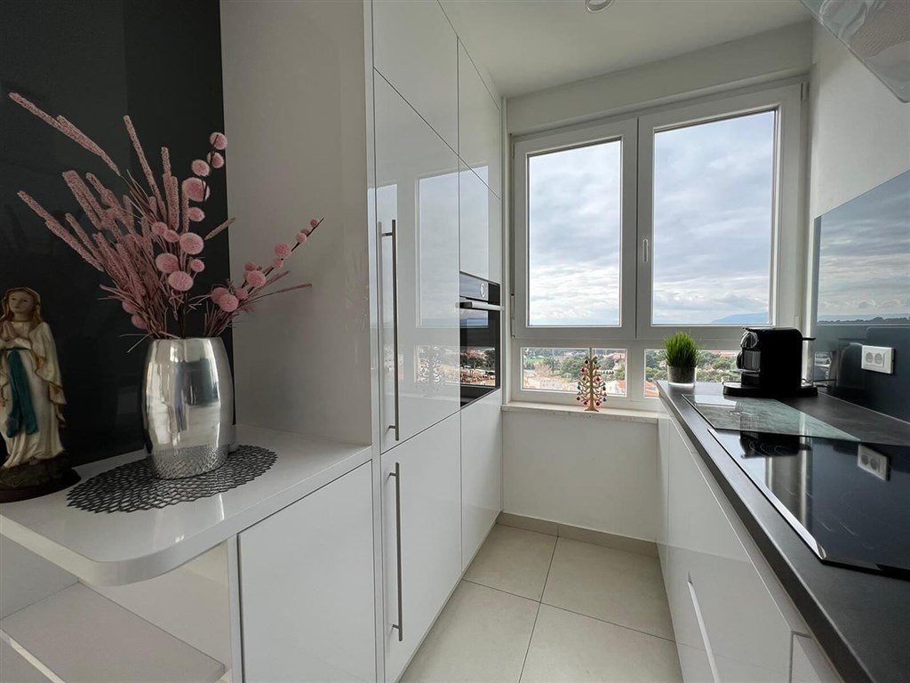 na-prodej-luxusni-mezonet-s-vyhledem-na-more-makarska-chorvatsko