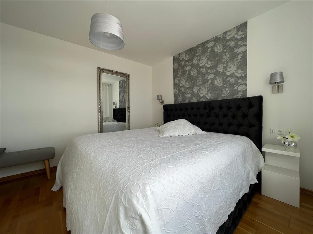 na-prodej-luxusni-mezonet-s-vyhledem-na-more-makarska-chorvatsko