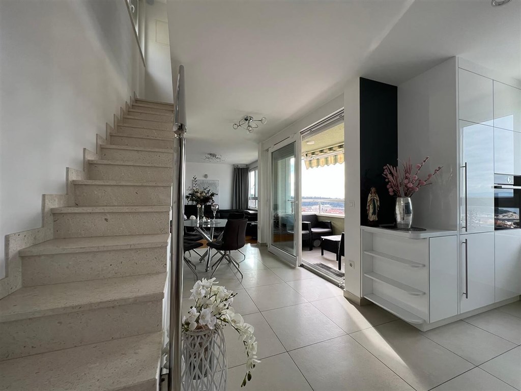 na-prodej-luxusni-mezonet-s-vyhledem-na-more-makarska-chorvatsko