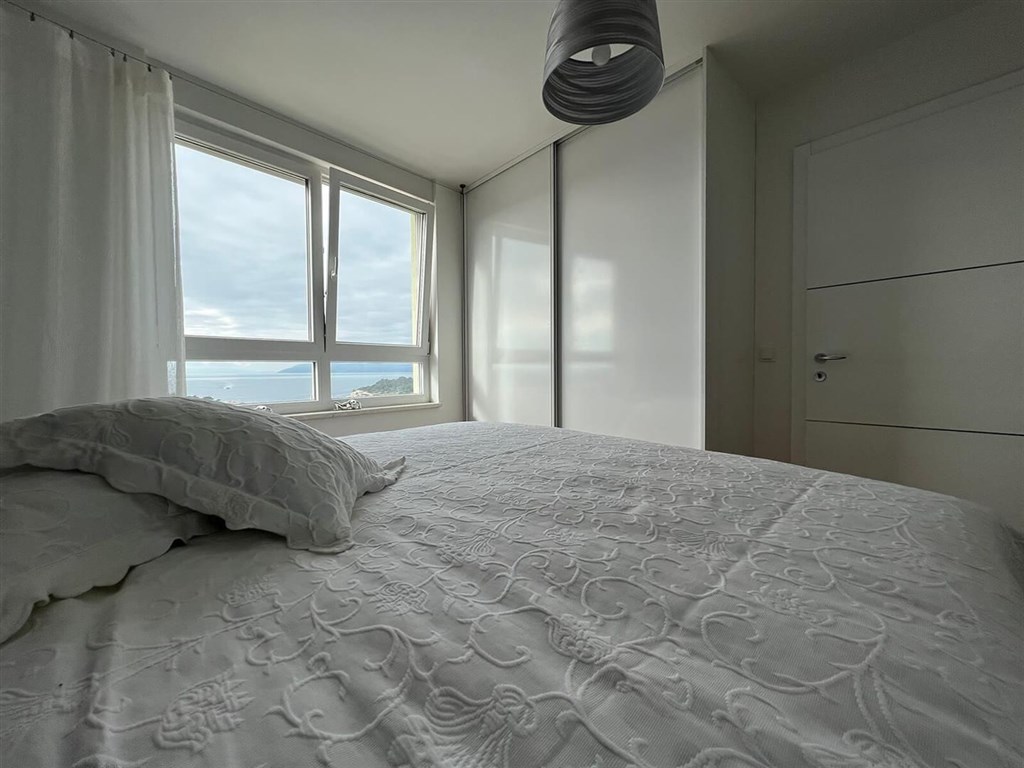 na-prodej-luxusni-mezonet-s-vyhledem-na-more-makarska-chorvatsko