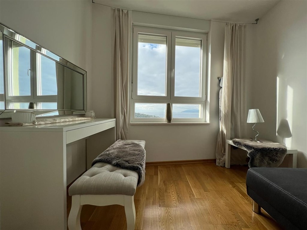 na-prodej-luxusni-mezonet-s-vyhledem-na-more-makarska-chorvatsko