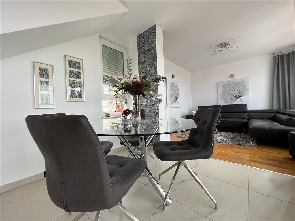 na-prodej-luxusni-mezonet-s-vyhledem-na-more-makarska-chorvatsko