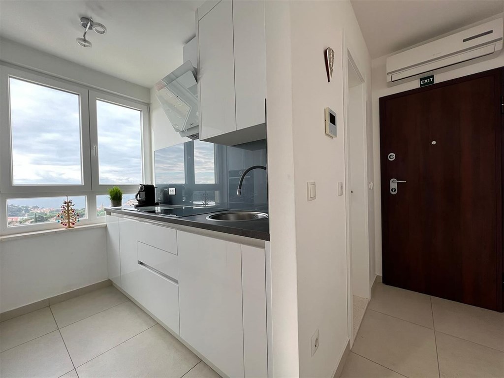 na-prodej-luxusni-mezonet-s-vyhledem-na-more-makarska-chorvatsko