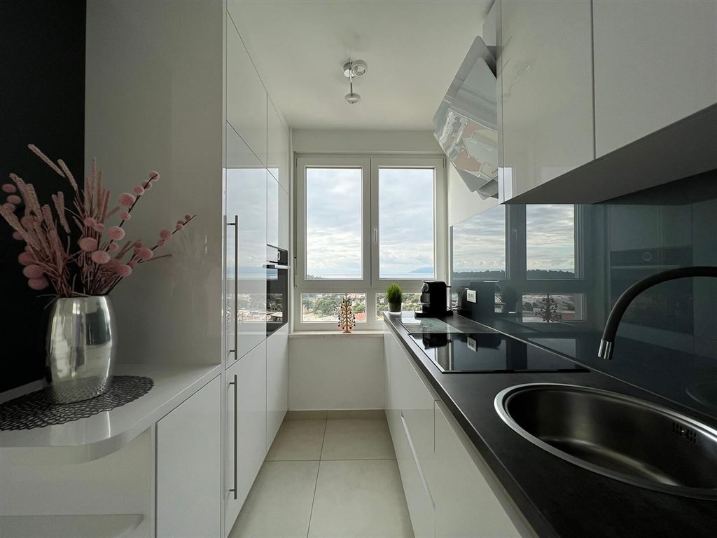 na-prodej-luxusni-mezonet-s-vyhledem-na-more-makarska-chorvatsko