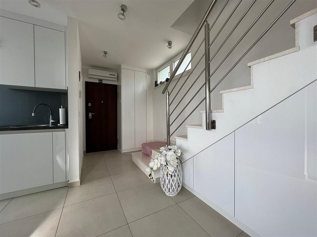 na-prodej-luxusni-mezonet-s-vyhledem-na-more-makarska-chorvatsko