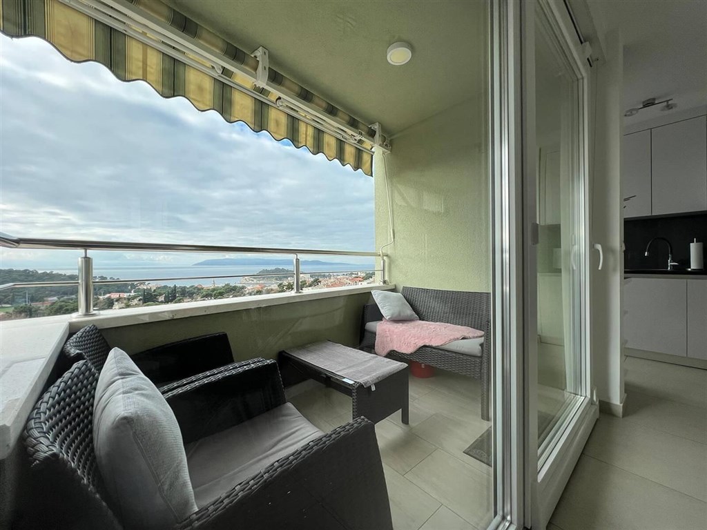 na-prodej-luxusni-mezonet-s-vyhledem-na-more-makarska-chorvatsko