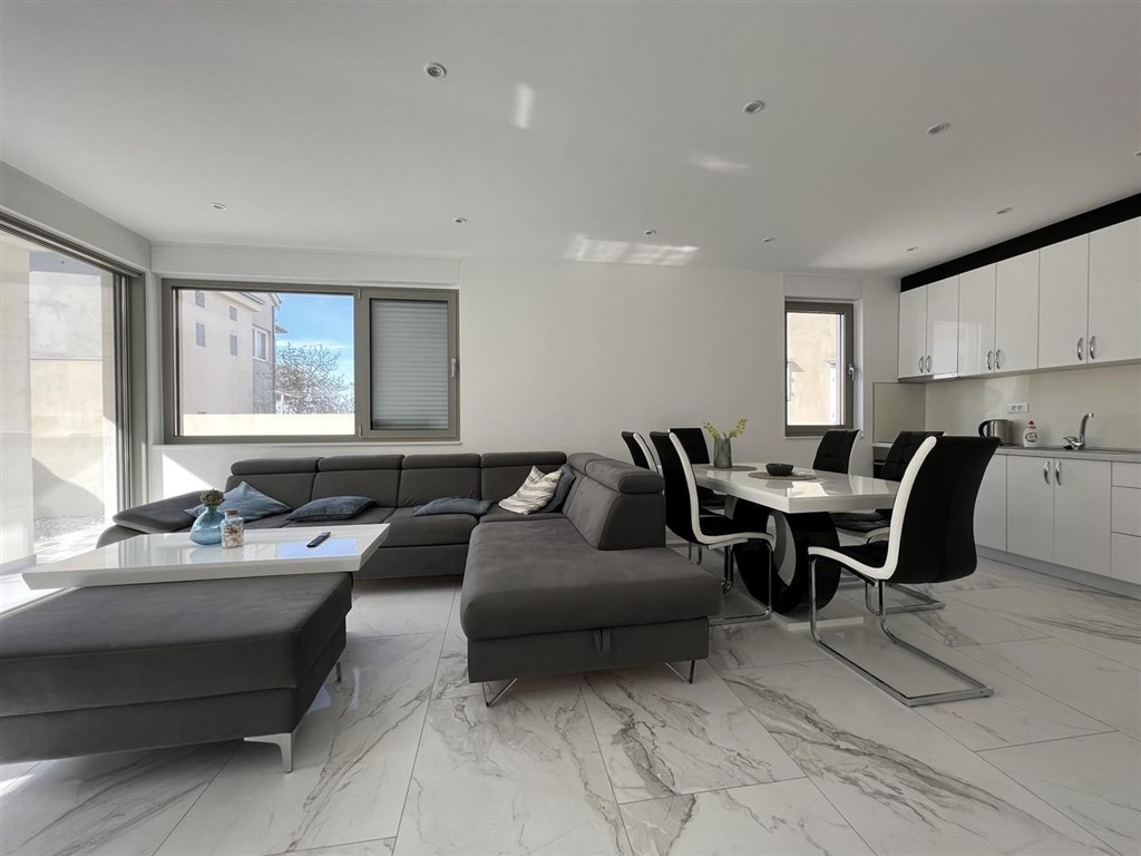 na-prodej-moderne-zarizeny-apartman-makarska-chorvatsko