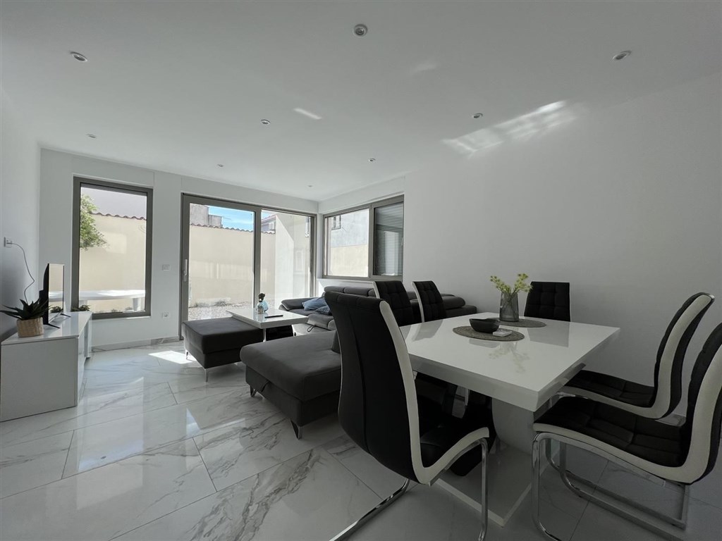 na-prodej-moderne-zarizeny-apartman-makarska-chorvatsko