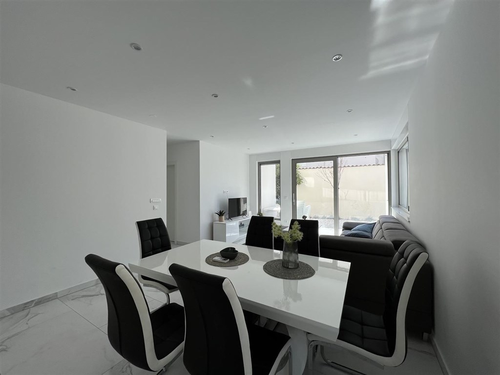 na-prodej-moderne-zarizeny-apartman-makarska-chorvatsko