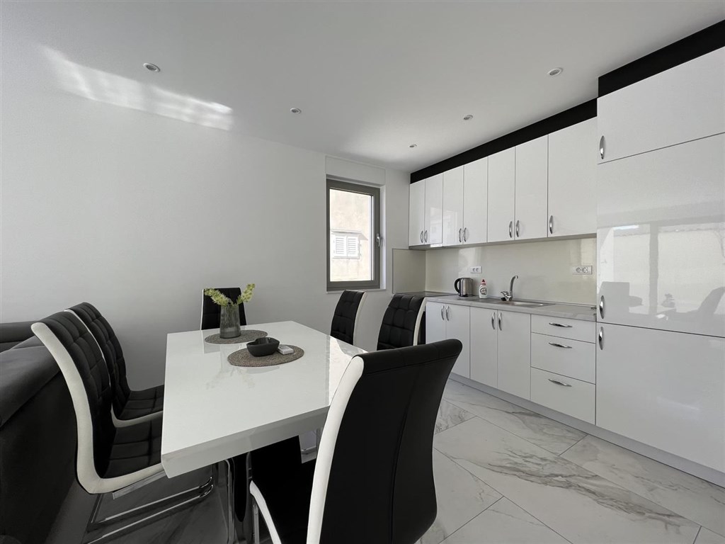 na-prodej-moderne-zarizeny-apartman-makarska-chorvatsko