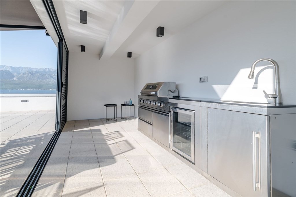 na-prodej-luxusni-penthouse-v-1-rade-od-more-vinjerac-chorvatsko