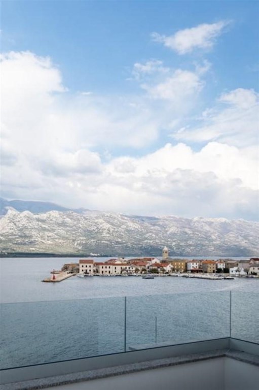na-prodej-luxusni-penthouse-v-1-rade-od-more-vinjerac-chorvatsko