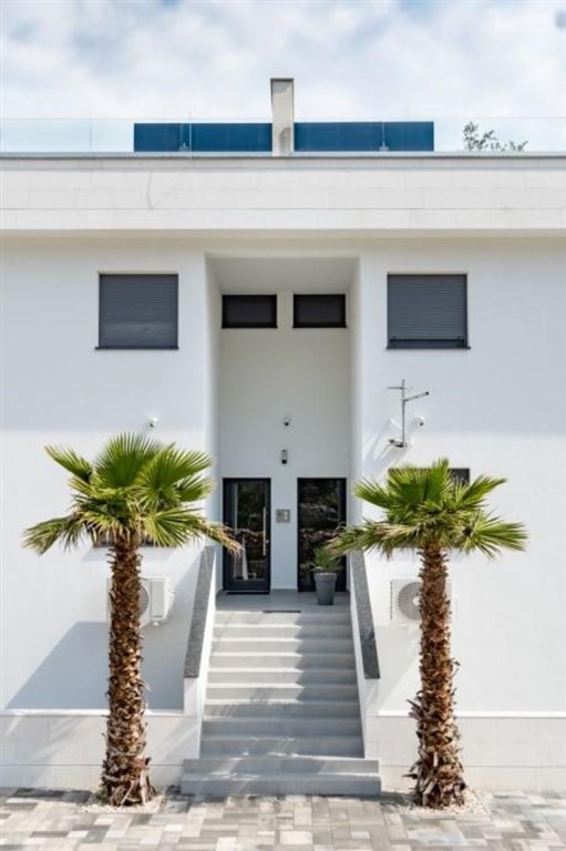 na-prodej-luxusni-penthouse-v-1-rade-od-more-vinjerac-chorvatsko