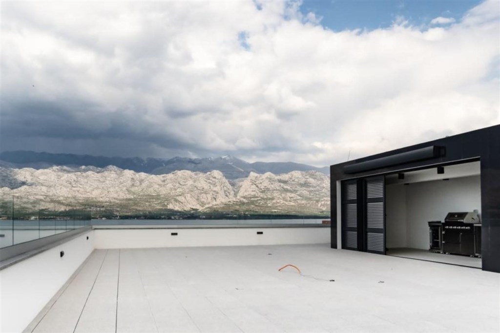 na-prodej-luxusni-penthouse-v-1-rade-od-more-vinjerac-chorvatsko