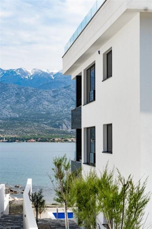 na-prodej-luxusni-penthouse-v-1-rade-od-more-vinjerac-chorvatsko
