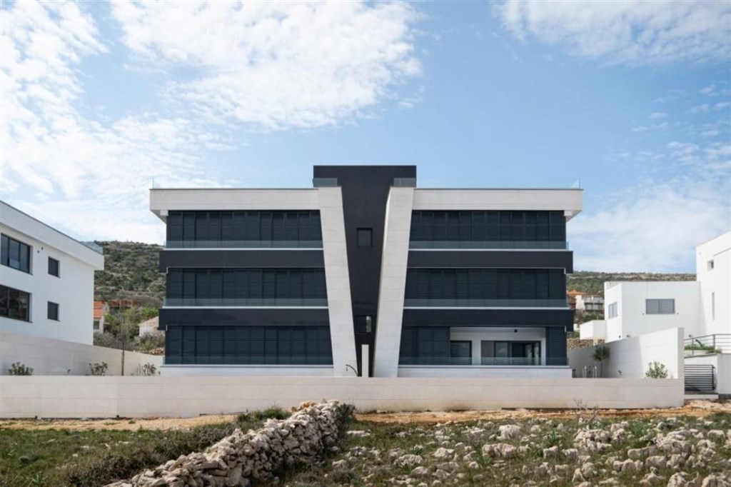 na-prodej-luxusni-penthouse-v-1-rade-od-more-vinjerac-chorvatsko