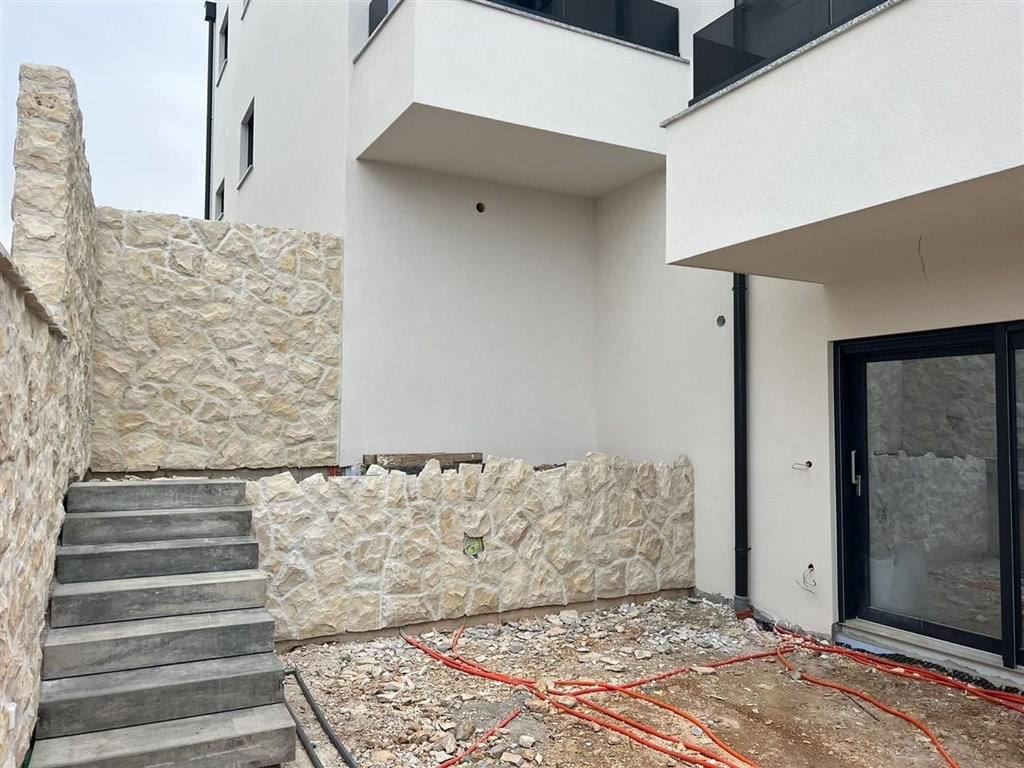 na-prodej-novy-apartman-s-1-loznici-a-balkonem-povljana-chorvatsko