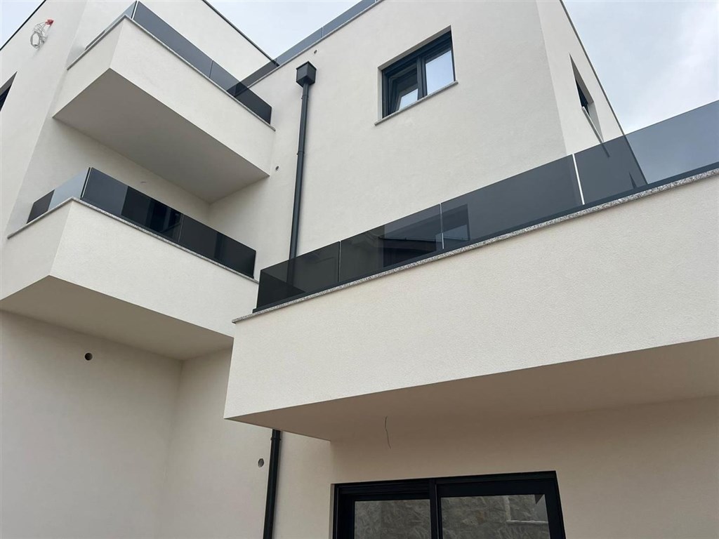 na-prodej-novy-apartman-s-1-loznici-a-balkonem-povljana-chorvatsko