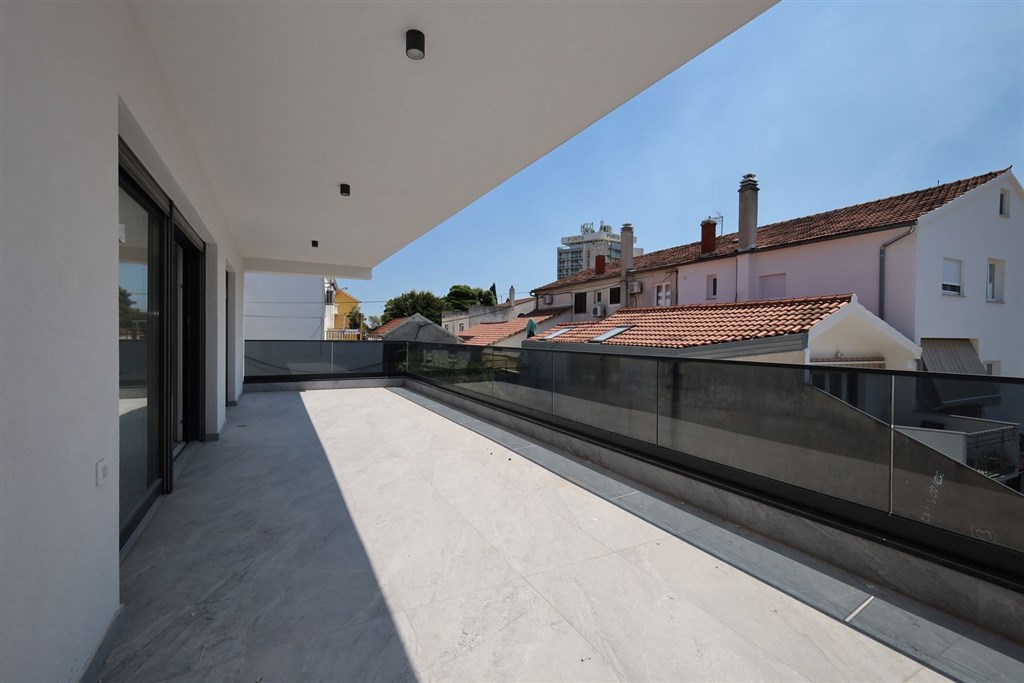 na-prodej-novy-apartman-se-3-loznicemi-a-terasou-vodice-chorvatsko