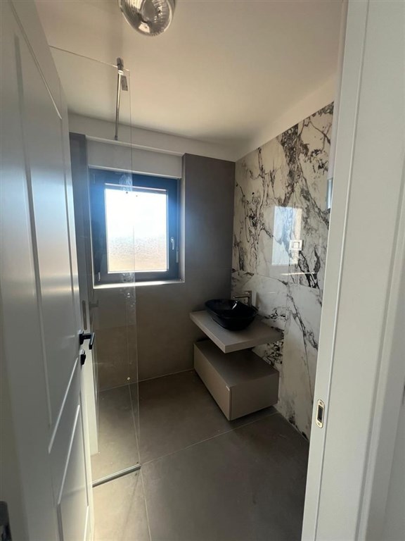 na-prodej-novy-apartman-v-1-rade-od-more-vinjerac-chorvatsko
