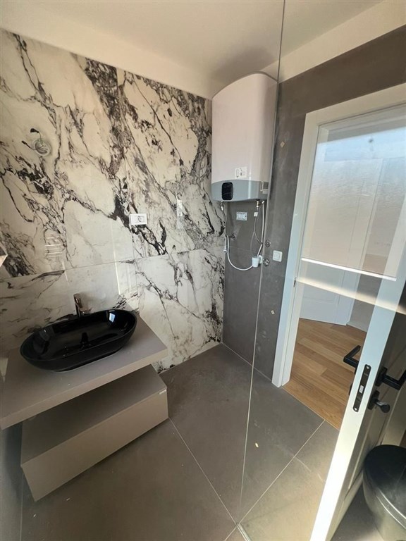 na-prodej-novy-apartman-v-1-rade-od-more-vinjerac-chorvatsko