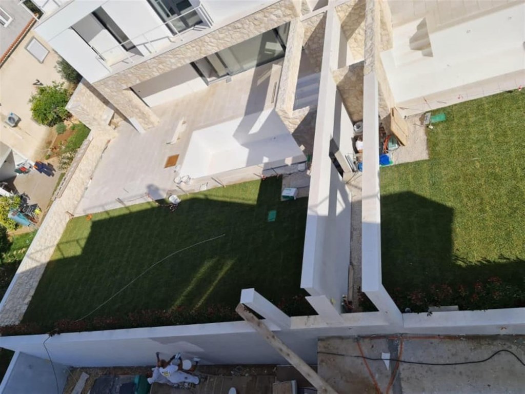 novy-luxusni-mezonet-jen-100-m-od-more-kozino-chorvatsko