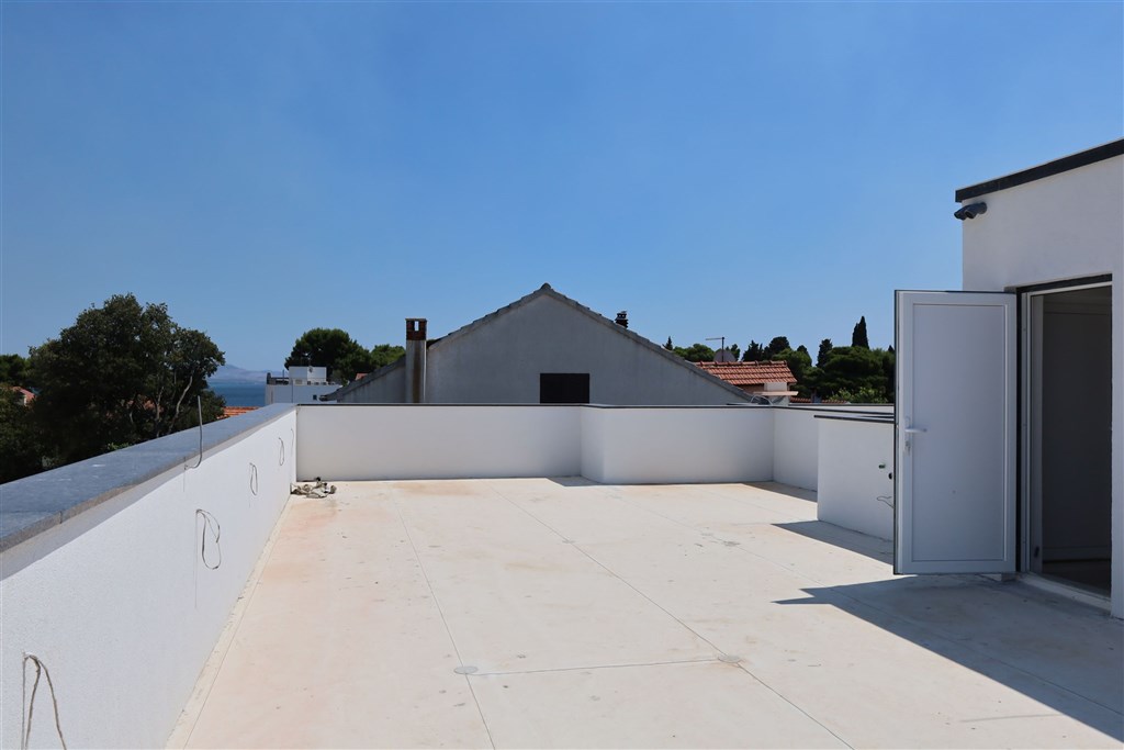 na-prodej-novy-apartman-se-stresni-terasou-vodice-chorvatsko
