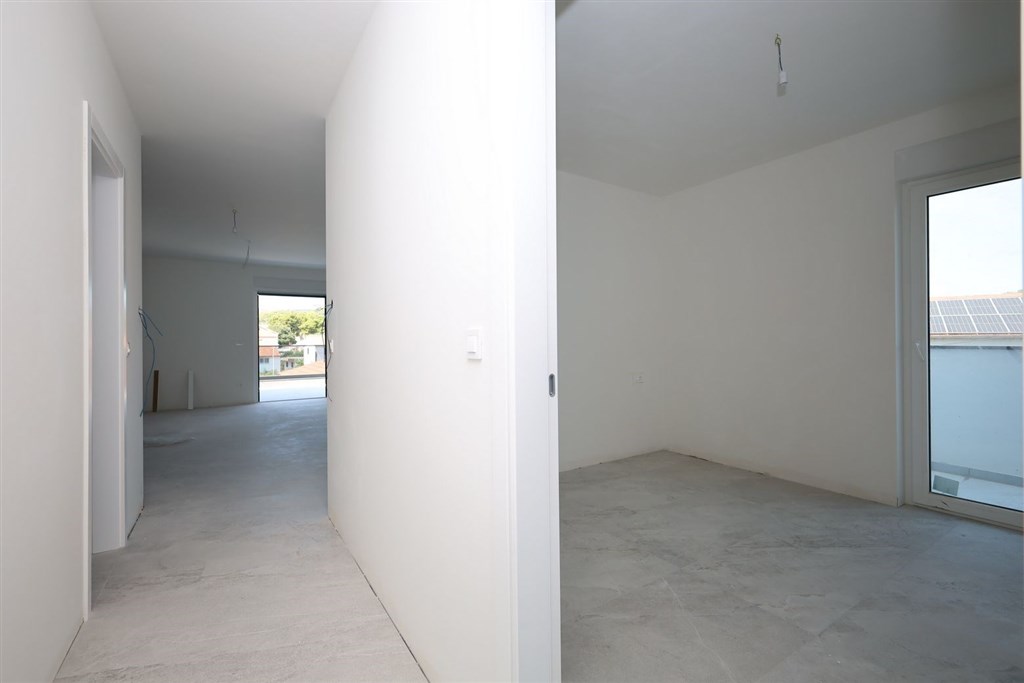 na-prodej-novy-apartman-se-stresni-terasou-vodice-chorvatsko