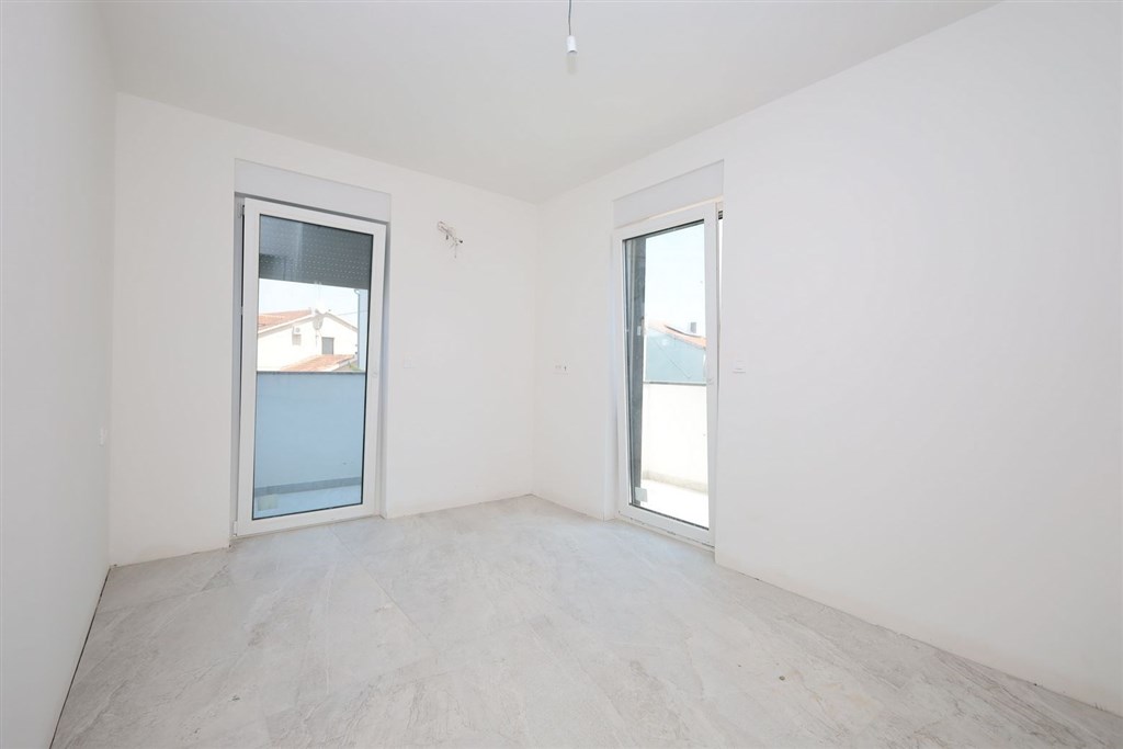 na-prodej-novy-apartman-se-stresni-terasou-vodice-chorvatsko