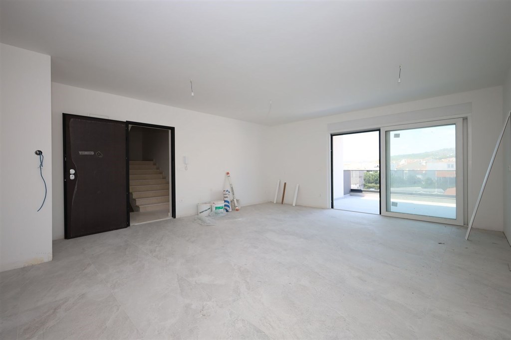 na-prodej-novy-apartman-se-stresni-terasou-vodice-chorvatsko