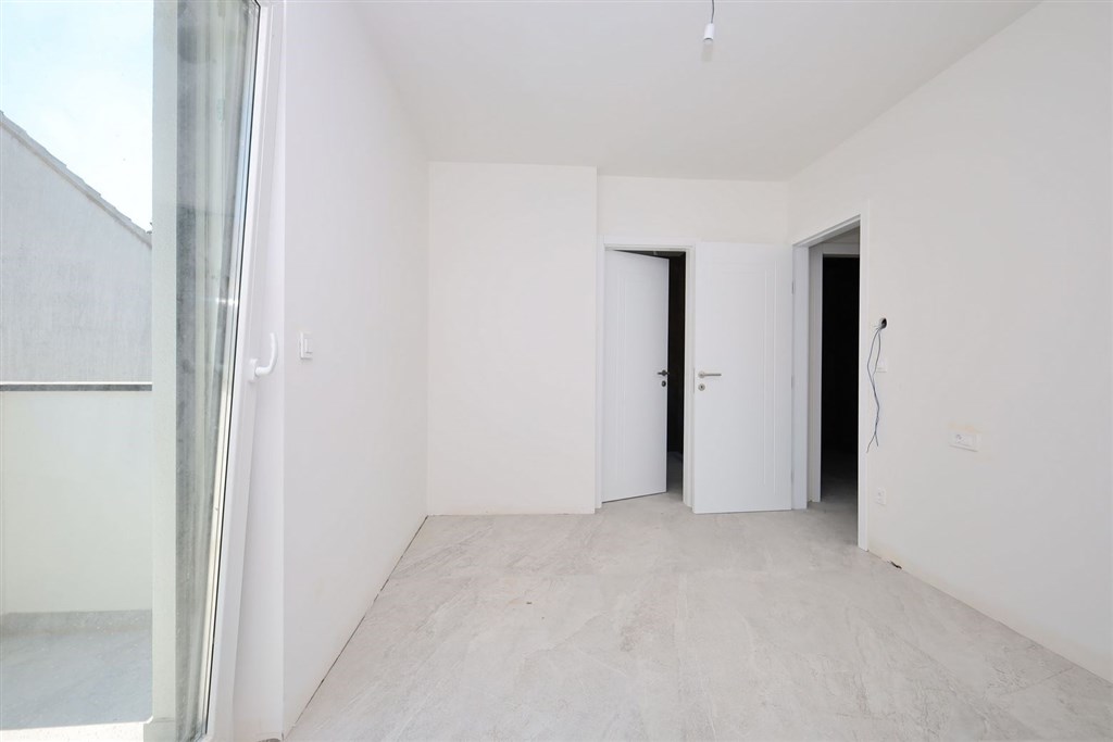 na-prodej-novy-apartman-se-stresni-terasou-vodice-chorvatsko