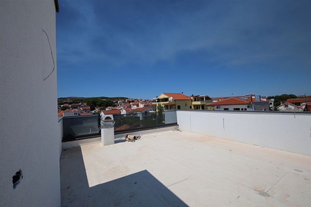 na-prodej-novy-apartman-se-stresni-terasou-vodice-chorvatsko