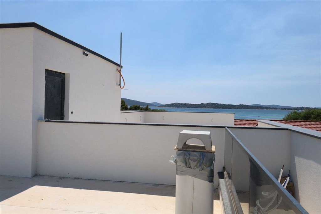 na-prodej-novy-apartman-se-stresni-terasou-vodice-chorvatsko