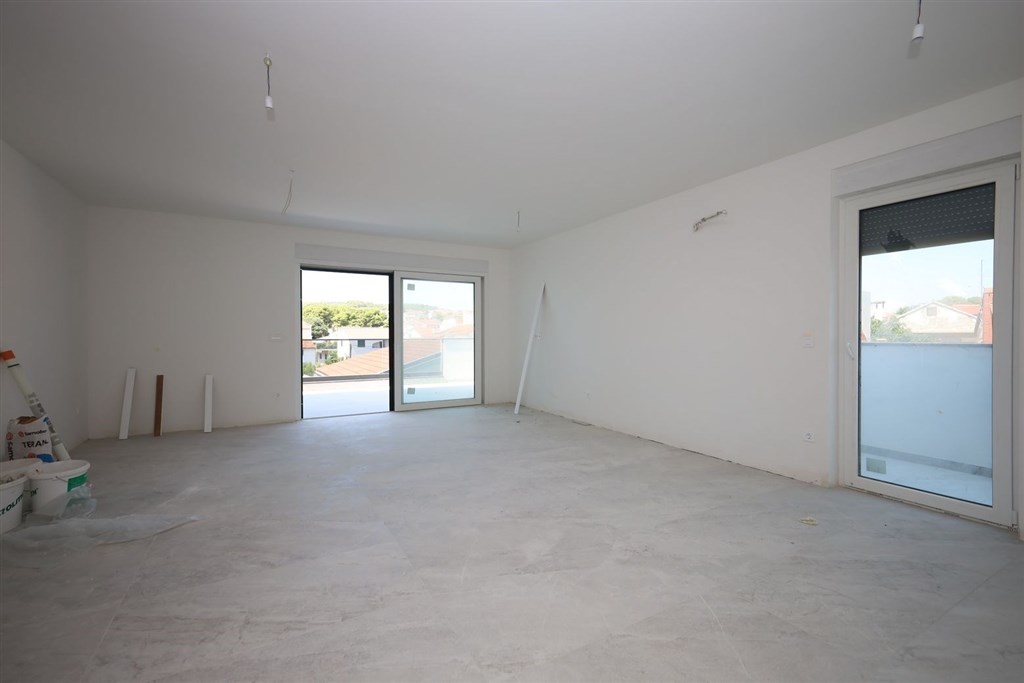 na-prodej-novy-apartman-se-stresni-terasou-vodice-chorvatsko