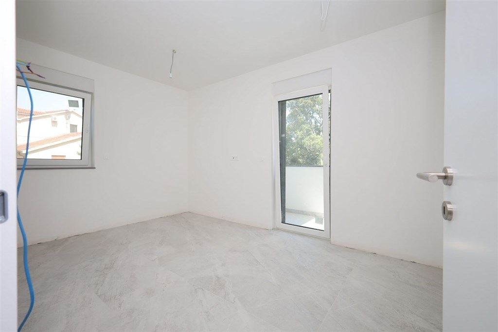 na-prodej-novy-apartman-se-3-loznicemi-a-terasou-vodice-chorvatsko