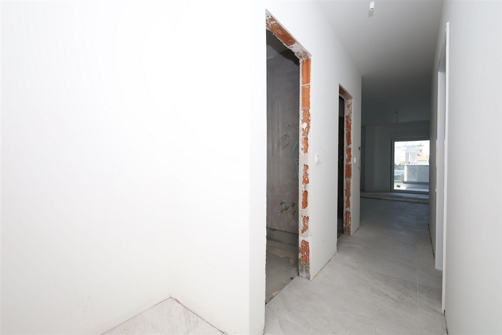 na-prodej-novy-apartman-se-3-loznicemi-a-terasou-vodice-chorvatsko