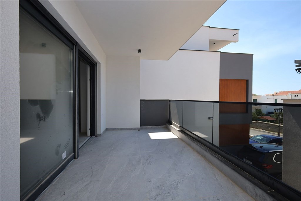 na-prodej-novy-apartman-se-3-loznicemi-a-terasou-vodice-chorvatsko