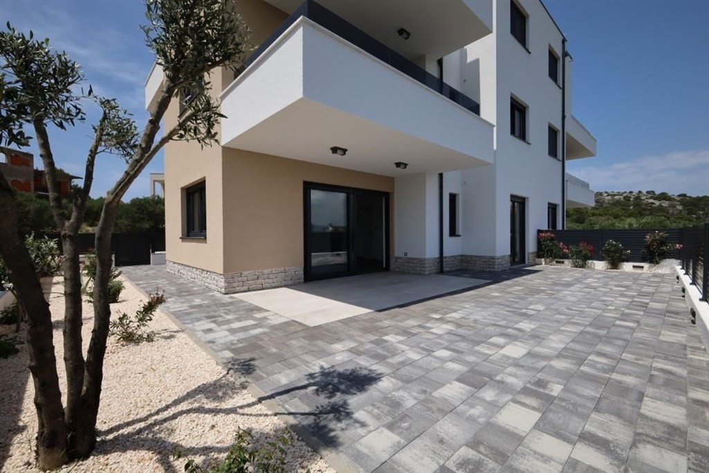 na-prodej-novy-apartman-se-zahradkou-murter-chorvatsko