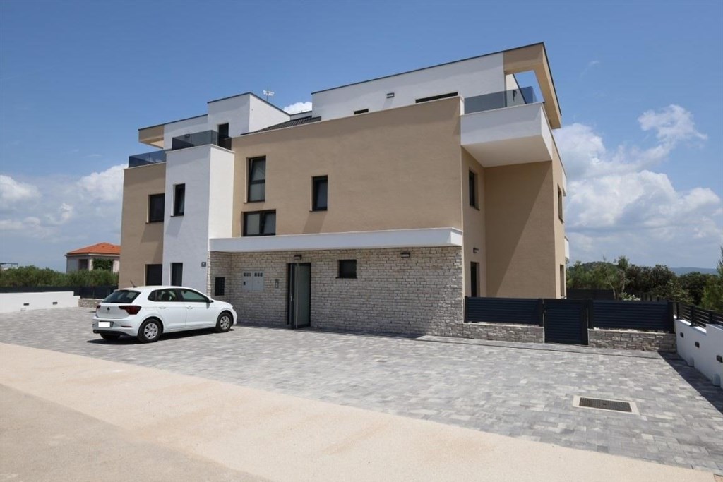 na-prodej-novy-apartman-se-zahradkou-murter-chorvatsko