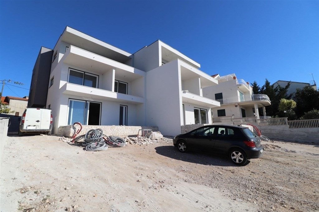 na-prodej-apartman-s-2-loznicemi-a-zahradou-brodarica-chorvatsko