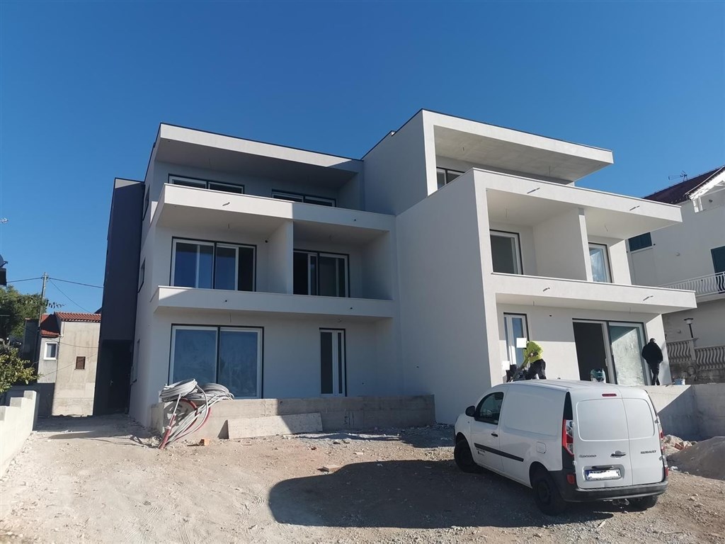 na-prodej-apartman-s-2-loznicemi-a-zahradou-brodarica-chorvatsko